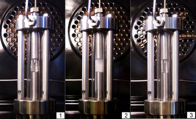 1: Unterkritisches Ethan, koexistente Flüssig- und Dampfphase 2: Kritischer Punkt, Opaleszenz 3: Überkritisches Ethan, Fluid[1]