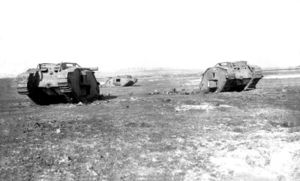 Bundesarchiv Bild 104-0962, Bei Cambrai, Moeuvers, zerstörte englische Panzer.jpg