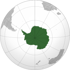 تسخدم هذه الخريطة إسقاطًا متعامدًا، وجانبًا قريبًا من القطب. يقع القطب الجنوبي بالقرب من المركز، حيث تتقارب الخطوط الطولية.