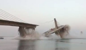 لحظة انهيار جسر نهر الغانج لثاني مرة خلال عام