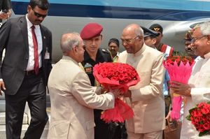 H.E the Governor of Bihar Shri Ram Nath Kovind welcoming Hon'ble President of India Shri Pranab Mukherjee at Patna on 17 April 2017