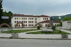 تمثال خريستو بوتيڤ ومدرسة Aleksandar Ivanov — Chapai School